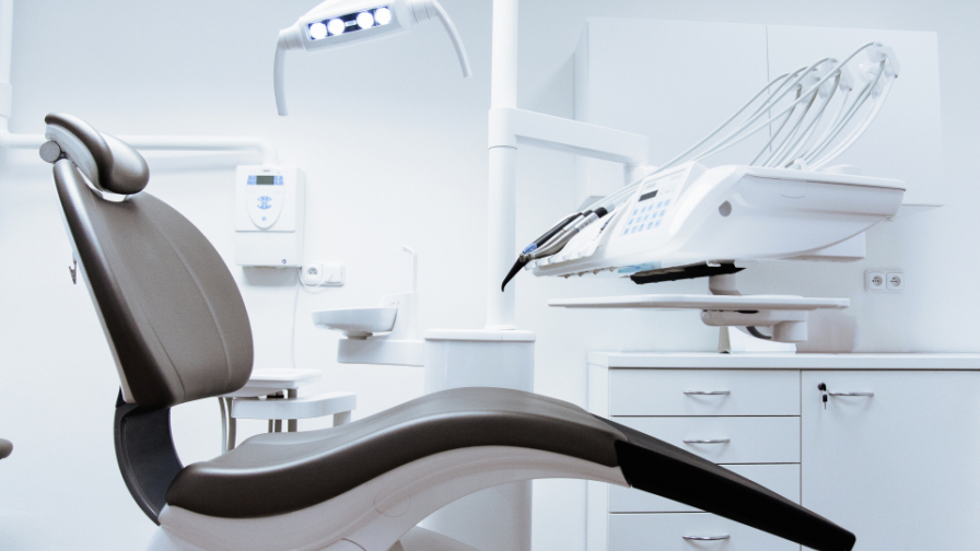 Fotel stomatologiczny w poradni chirurgii stomatologicznej